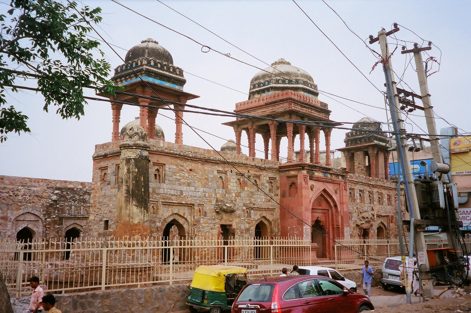 Front_view_of_Jahaz_Mahal,_Mehrauli