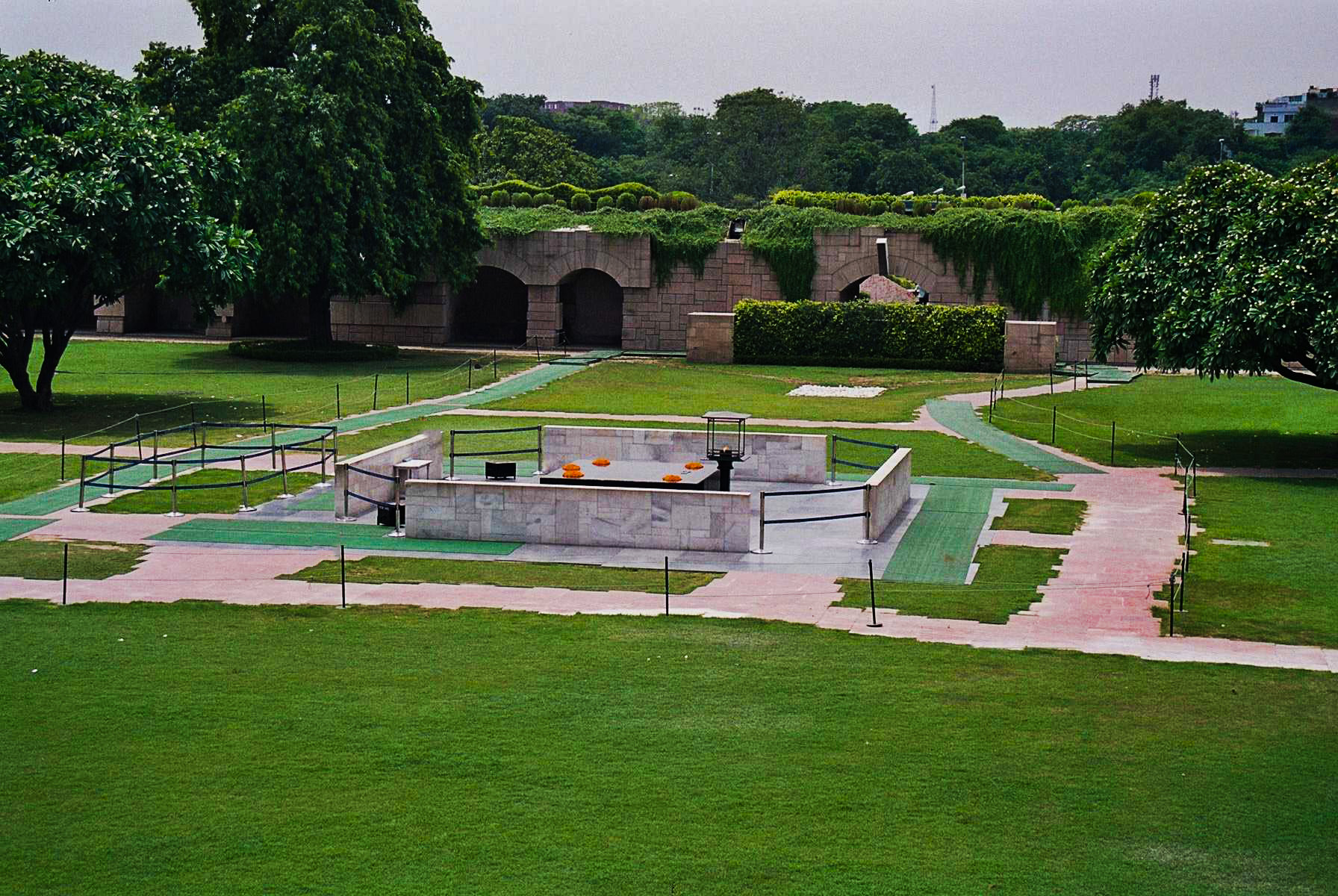 How many graves are there in Rajghat